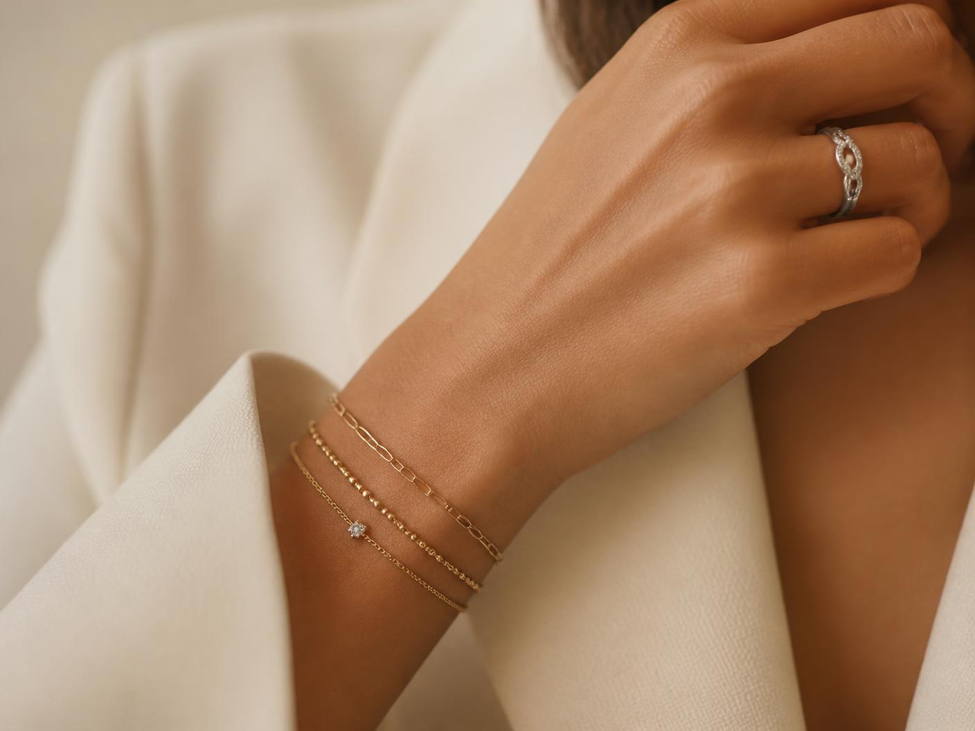 Muñeca con pulsos y anillo dorados